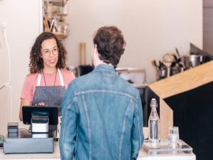 接客業を自己PRでアピールするポイントは？接客力の強みと武器を徹底解説