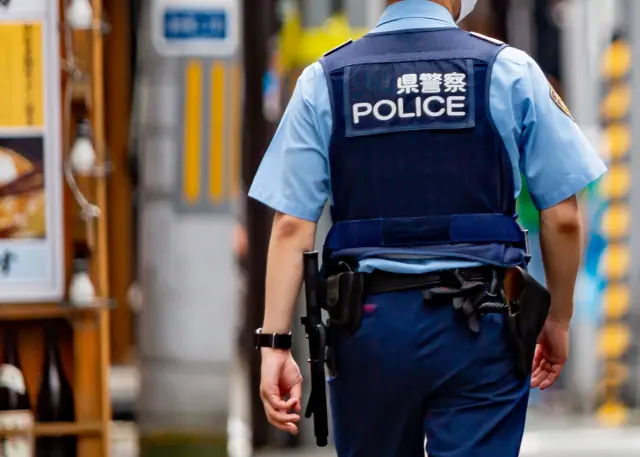 制服姿の警察官の背中