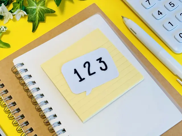 123と書かれたメモ