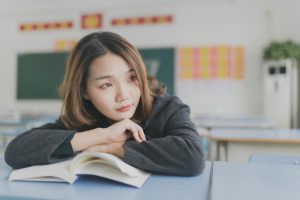 学校事務になるには？仕事内容・やりがい・きつい点も解説！