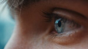 就活証明写真でカラコンをつけてもOK？選び方と注意点