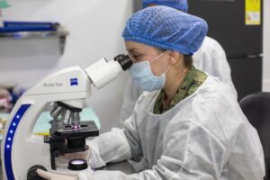 臨床検査技師の平均年収はいくら？職場・年齢別の給料相場を解説