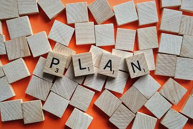 「PLAN」と書かれた木